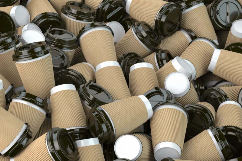 Einweg-Becher liegen übereinander