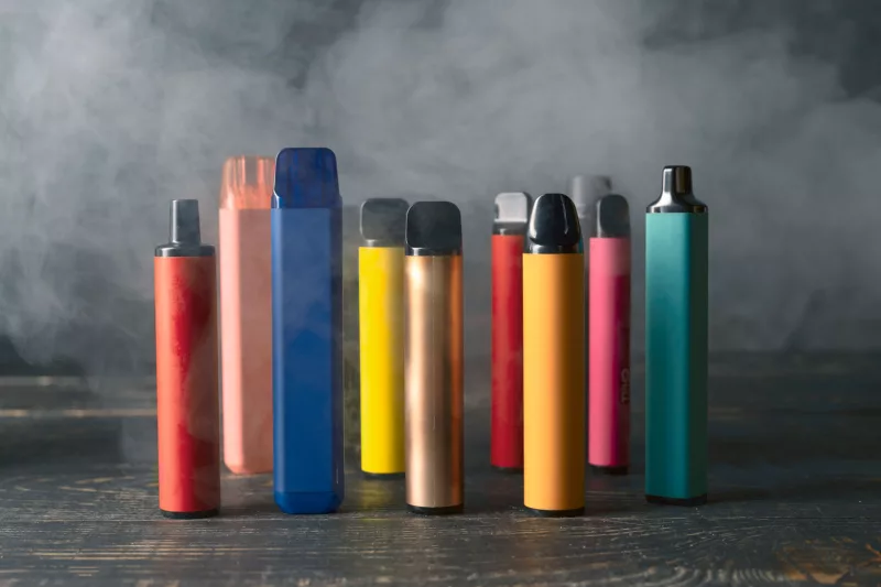 E-Zigaretten als Einwegversion gibt es in vielen bunten Farben