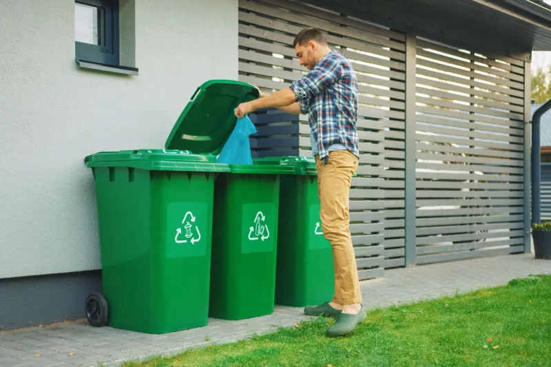 Richtige Abfalltrennung für besseres Recycling 3 Mann macht Mülltrennung