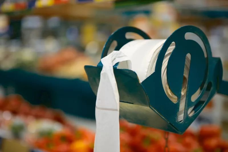 Plastiktüten für Obst und Gemüse aus vermeintlich kompostierbarem Bioplastik
