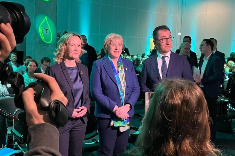 Ländliche Regionen als Schlüssel zur Klima- und Energiewende 1 Steffi Lemke, Heather Humphreys und Cem Özdemir beim Zukunftsforum Ländliche Entwicklung während der Internationalen Grünen Woche 2023 in Berlin.
