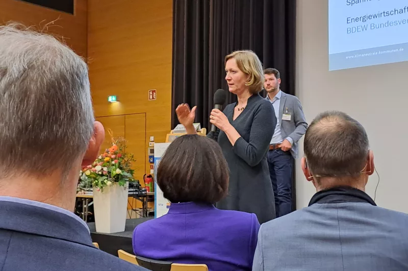 Klimaneutrale Kommune: Kongress gibt Impulse 3 BU: BDEW-Vorsitzende Kerstin Andreae skizzierte Herausforderungen und Chancen der Energiewirtschaft in der Zeitenwende.