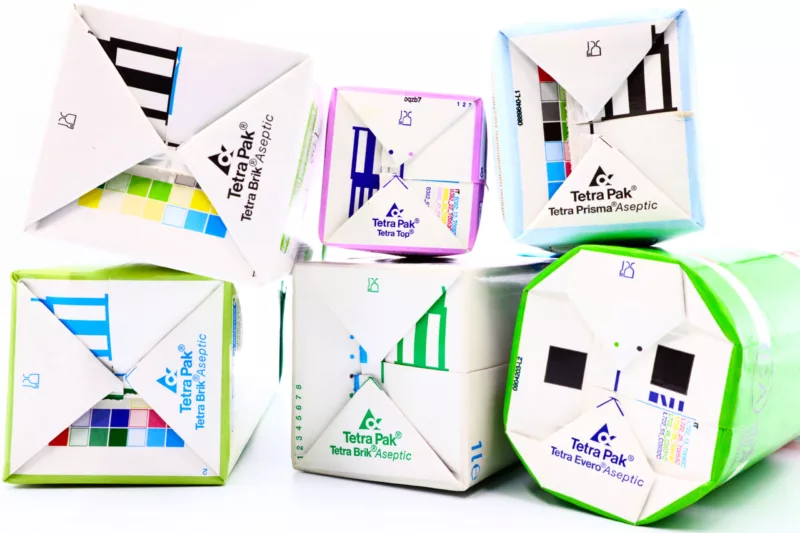 Verbundverpackungen wie Tetra Pak aus Verbundstoffen liegen übereinander