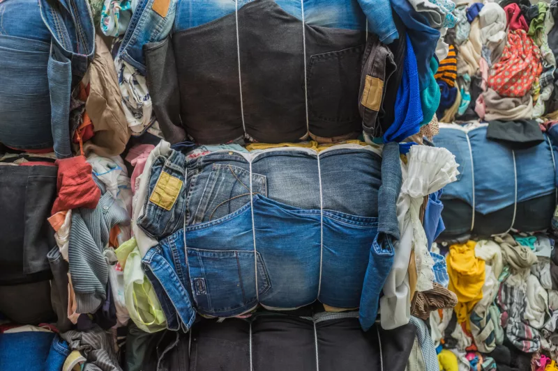 Altkleider sammeln: Bündel von ausgedienter Kleidung