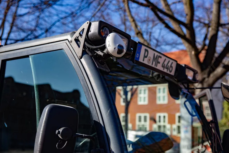 Kehrmaschine mit Kamera und KI erkennt Abfall auf der Straße