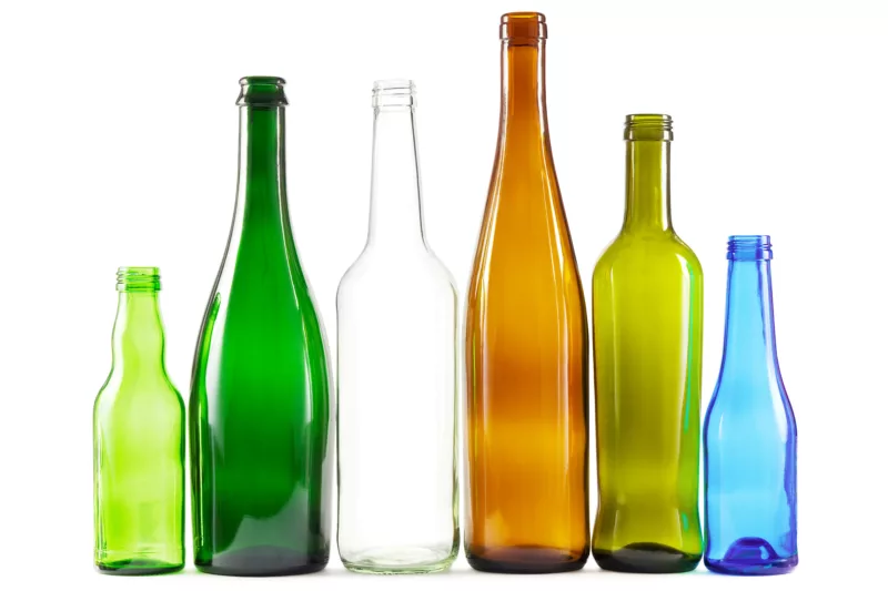 Altglas Flaschen in verschiedenen Farben stehen in einer Reihe