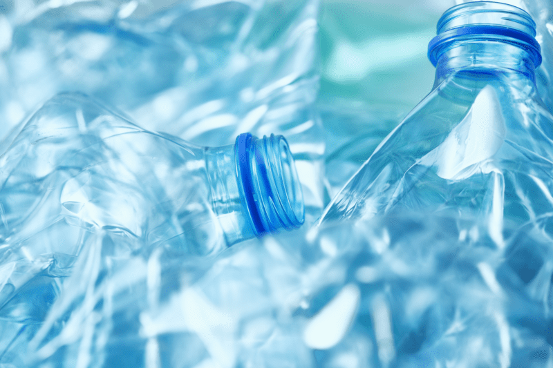 Zerknüllte PET-Einwegplastikflaschen