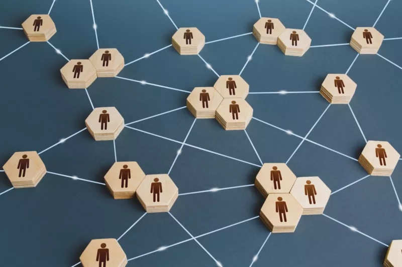 Icons mit Menschen bilden ein Netzwerk