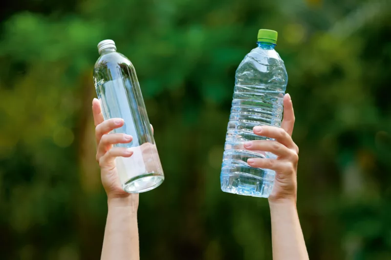 Was ist besser: Einwegflasche oder Mehrwegflasche? 1 Zwei Hände halten eine Einwegflasche und eine Mehrwegflasche