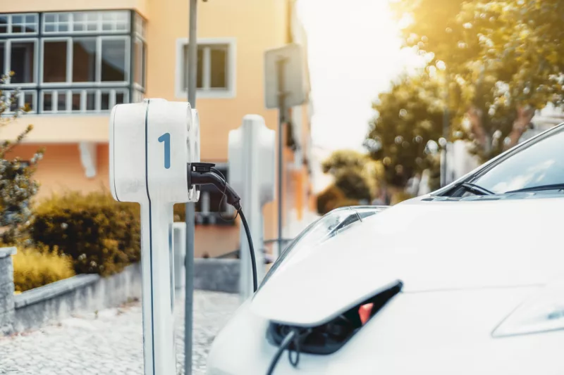 Die Kommunen stehen in der Pflicht, die eigene Infrastruktur mit innovativen Lade-Lösungen zu schaffen, um die Verkehrswende weiter voranzubringen. (Foto: SkyNextphoto@Envato-Elements)