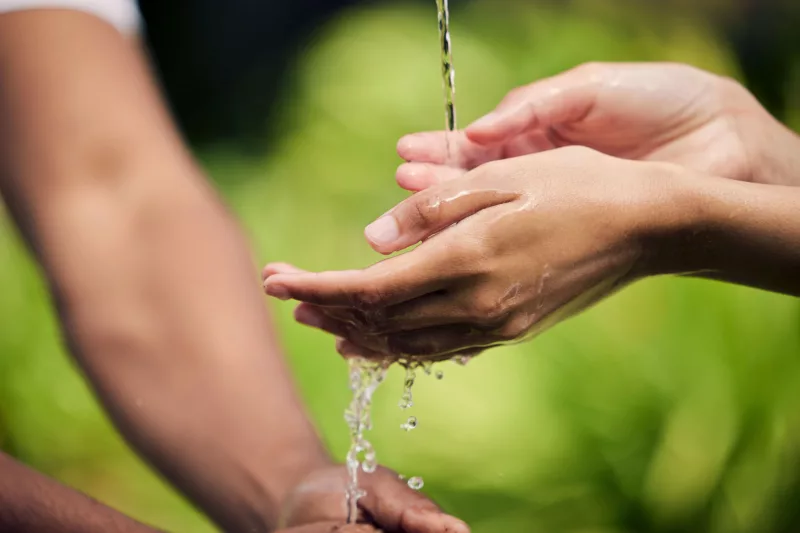 Steigender Wasserverbrauch braucht nachhaltige Strategien 1 Wasser gilt als wichtige Ressource, weshalb deren Versorgung dauerhaft nachhaltig gewährleistet werden muss. (Copyright: YuriArcursPeopleimages)