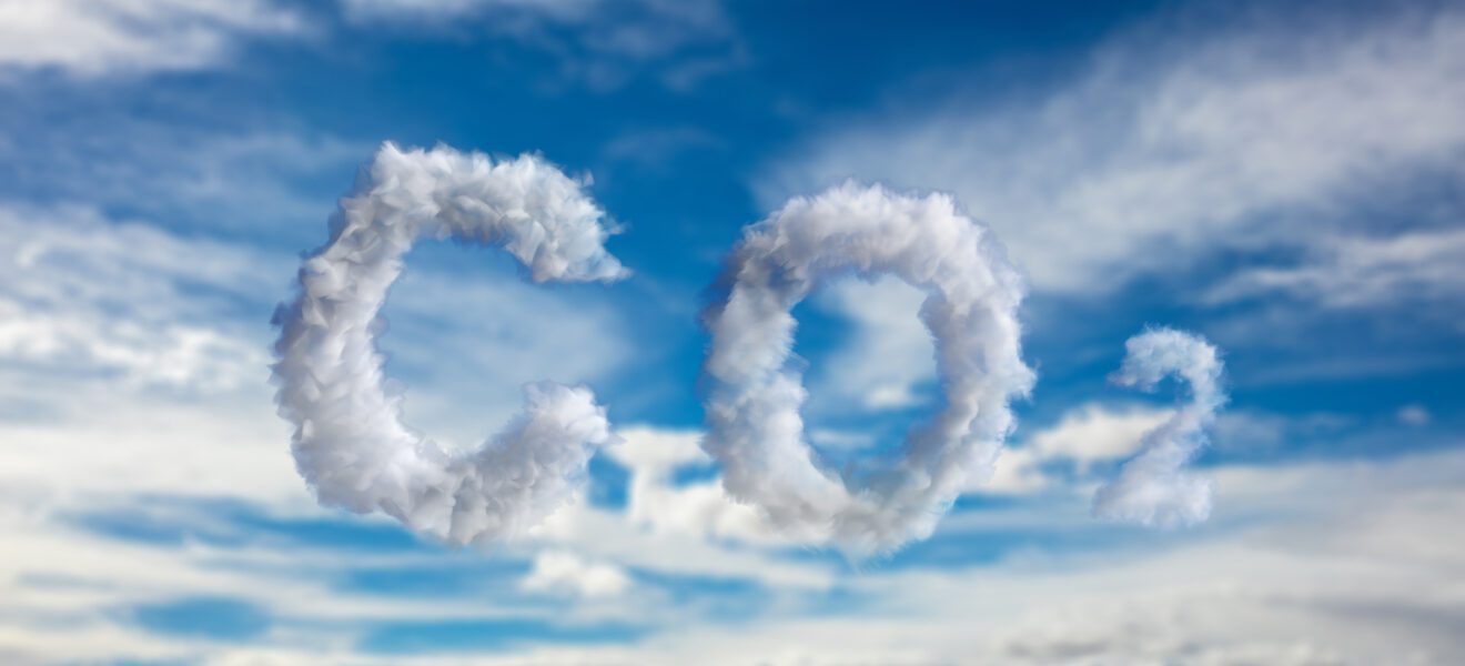 Bewölkter Himmel mit CO2-Schriftzug aus Wolken