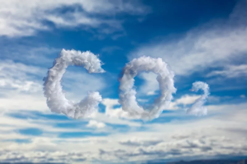 Bewölkter Himmel mit CO2-Schriftzug aus Wolken