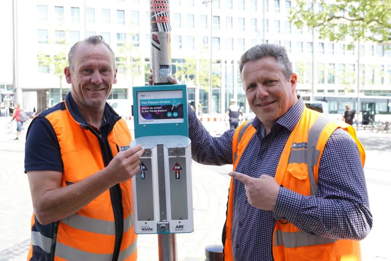 Mit Kippster und KI-Messsystem Cortexia gegen Kippen 1 Sven Wiese und Jens Krause vom Abfallwirtschaftsbetrieb Kiel (ABK) vor Kippster in Kiel