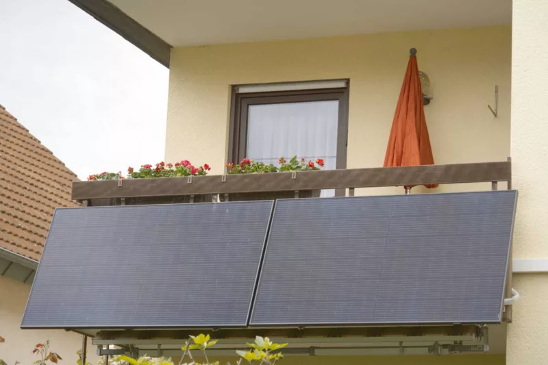 Zwei Solarmodule für Steckersolar am Balkon eines Mehrfamilienhauses.
