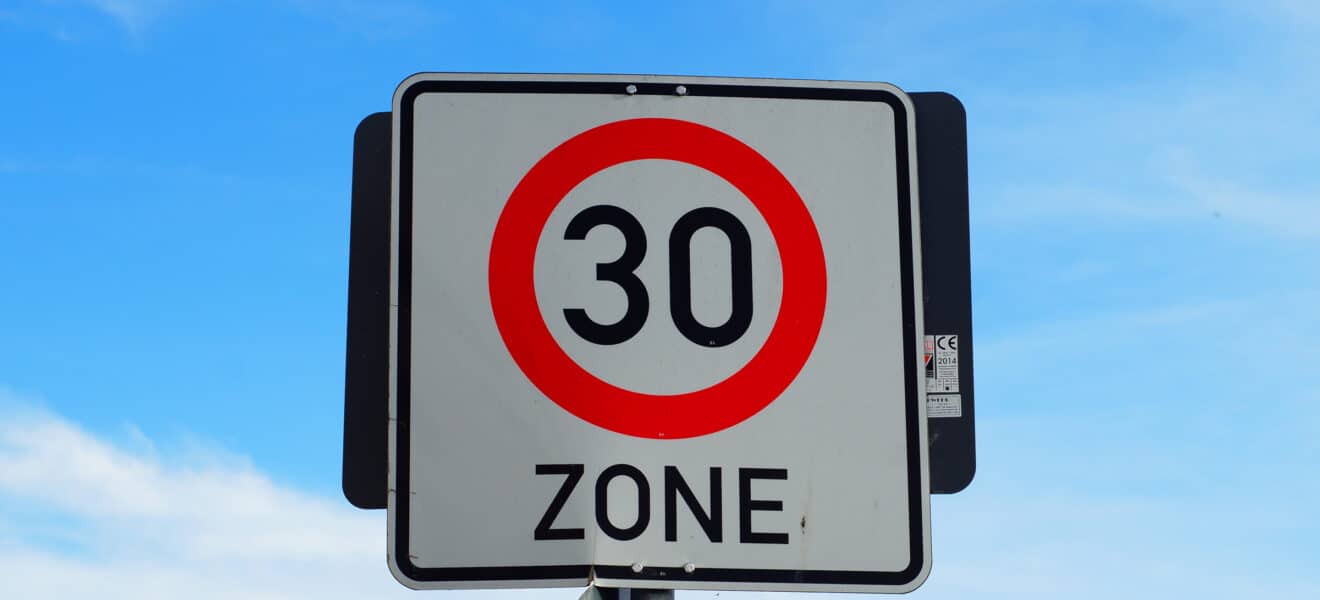 Straßenschild vor blauem Himmel zeigt Tempo 30
