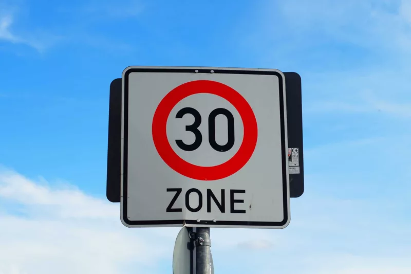Straßenschild vor blauem Himmel zeigt Tempo 30
